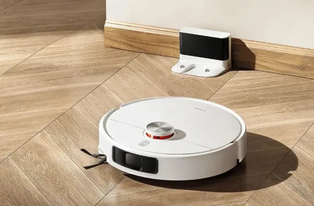 Robô aspirador Xiaomi S40 Pro, branco, no piso de madeira, com a base de carregamento ao fundo