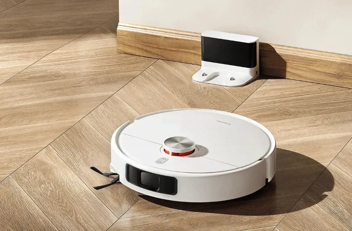 Robô aspirador Xiaomi S40 Pro, branco, sobre piso de madeira, com a base de carregamento ao fundo