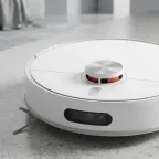 Robô aspirador Xiaomi Vacuum S40, branco, com o sensor a laser em destaque no topo, sobre piso claro